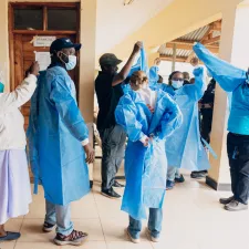 Tansania, Marburg Virus-Bekämpfung: Teams ziehen Schutzkleidung an.