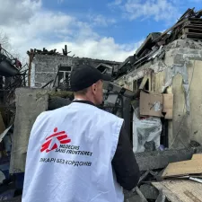Sicherheitsbeauftragter von Ärzte ohne Grenzen bewertet den Grad Zerstörung.