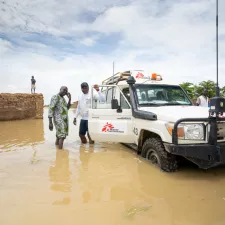 Mali: Geländewagen von Ärzte ohne Grenzen in einer Flutkatastrophe in Tenenkou Mali: Geländewagen in einer Flutkatastrophe in Tenenkou