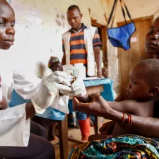 Ein Arzt testet einen Patienten auf Malaria in einer unserer Kliniken in Bili, DR Kongo. Ein Arzt testet einen Patienten auf Malaria in einer unserer Kliniken in Bili, DR Kongo.