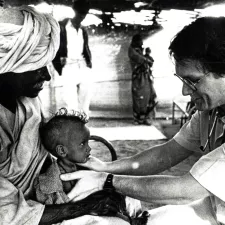 Dr. Rony Brauman behandelt ein Kind an der äthiopisch-sudanesischen Grenze Schwarz-weiß-Foto: Arzt behandelt Kind