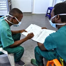 Eine Besprechung zwischen einem unserer Mentor*innen und einem Teilnehmer der MSF Academy