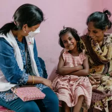 Indien Mitarbeiterin kümmert sich um um die 7-jährige Vaishnavi, die an medikamentenresistenter Tuberkulose erkrankt ist.