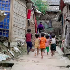 Kinder rennen durch die Gassen des Cox's Bazar Flüchtlingscamps in Bangladesch.