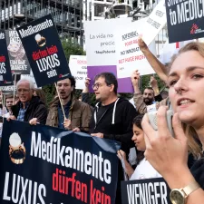 Eine Gruppe Aktivist*innen protestiert für bezahlbare Medikamente vor dem Europäischen Patentamt. Gruppe von Protestierenden für bezahlbare Medikamente.