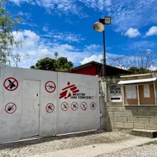 Krankenhauseingang in Port-au-Prince. 