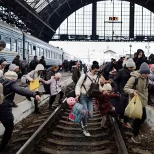 Vertriebene am Bahnhof in Lwiw