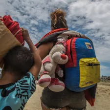 Eine Mutter und ihr Sohn auf der Flucht in Venezuela mit ihrem Gepäck