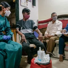  WHO Behandlungsrichtline für resistente Tuberkulose aktualisiert - In Mumbai, Indien Patient*innen mit resistenter Tuberkulose im Gespräch mit Krankenschwester von Ärzte ohne Grenzen.