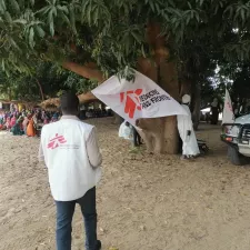 Mobile Klinik unter einem Mangobaum in der Stadt Kreneik.