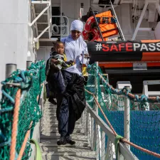 Aus Seenot gerettete Mutter und Kind gehen von Bord der Geo Barents
