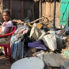 Frau sitzt inmitten von Verwüstungen, die die Wirbelstürme an der Ostküste von Madagaskar hinterlassen haben.