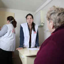 Drei Frauen bei einer medizinischen Konsultation in einer mobilen Klinik