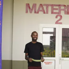 Louis Bahina Essengue vor einer Geburtsstation in Sierra Leone