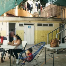 Migrant*innen sitzen in dem ambulanten Zentrum CAI in Mexiko-Stadt
