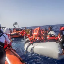Die Teams der Geo Barents retten die Menschen von einem Schlauchboot auf dem Mittelmeer