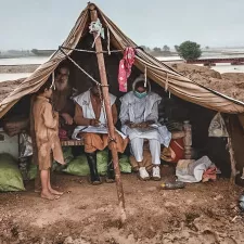 Akeela Qadir aus Pakistan hilft den Menschen, die in Zelten leben müssen.
