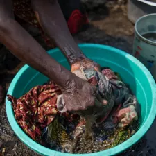 In einer großen Schüssel wird Kleidung gewaschen