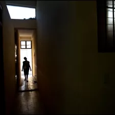 Der Schatten eines schwangeren 16-jährigen Mädchens im Gang eines haitianischen Krankenhauses lässt sich zur Familienplanung beraten.