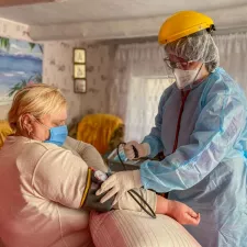 Unsere Ärztin Maryna Krupko misst den Blutdruck einer Patientin