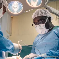 Dr. Abubakar Lawal Abdullahi nimmt eine Operation an einem Noma-Überlebenden vor.