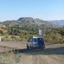 Jeeps von Ärzte ohne Grenzen die durch Tigray fahren