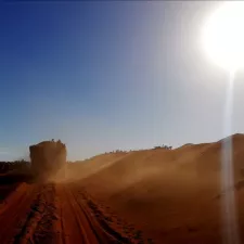 Eine wüstenartige Landschaft und gleißende Sonne in Madagaskar