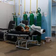 Eine Covid-19 Patientin in einem Krankenbett