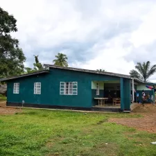 Eine von Ärzte ohne Grenzen unterstützte Gesundheitseinrichtung im Distrikt Kenema im Osten Sierra Leones.