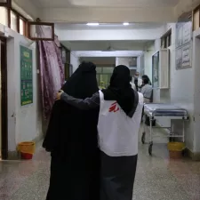 Eine Hebamme begleitet eine Mutter aus dem Al-Jamhouri-Krankenhaus 