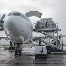 Hilfsgüter werden in ein Frachtflugzeug geladen