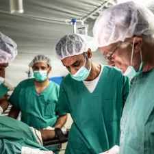Chirurg*innen in OP-Raum
