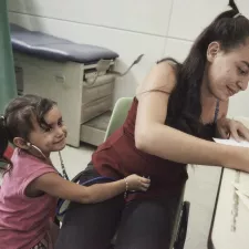 Mutter und Kind in unserer Klinik in Choloma, Honduras