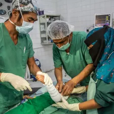 OP-Saal und medizinisches Personal in Jemen. Operationsaal: Arzt und HelferInnen operieren.