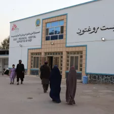 Patienten und Angehörige vor der Klinik in Lashkar Gah