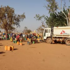 Mobile Wasserverteilungsstation in Djibo, an der Menschen ihre Kanister füllen. Mobile Wasserverteilungsstation in Djibo, an der Menschen ihre Kanister füllen.