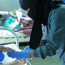 Eine Hebamme kümmert sich um eine Patientin