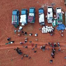 Verteilung von Hilfsgütern aus Autos in Idlib