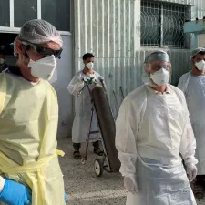 Eines unserer Teams wartet auf einen COvid-19 Patienten in Aden, Jemen