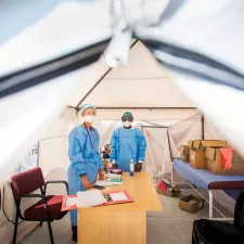 Dr. Helene Muller und Krankenpfleger Buhle Nkomonde arbeiteten beide im Covid-19-Feldkrankenhaus von Ärzte ohne Grenzen in Khayelitsha in Kapstadt.