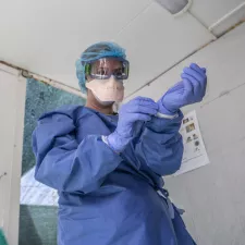 Mitarbeiterin zieht Covid-19-Schutzausrüstung an

 

In Lesbos MSF teams will operate an inpatient medical unit near Moria camp  for patients who present symptoms similar to COVID-19 and potential positive cases that might be detected. So far there is no confirmed case of COVID-19 in the camp of Moria but the aim of this centre is to facilitate the early detection of potential positive COVID-19 cases, the isolation, medical monitoring and treatment of those with mild symptoms. The early detection and is