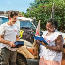 Zwei Mitarbeiter*innen kontollieren die Materialien für die mobile Klinik