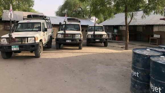 Drei Landcruiser von Ärzte ohne Grenzen stehen vor dem Krankenhaus in Lankien, Südsudan
