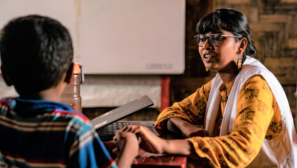 Bangladesch Junge und Psychologin im Gespräch