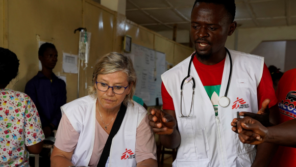 Sierra Leone: Im Hinistas-Gesundheitszentrum in Tonkolili versorgen Nelleke Smitsman und Mustapha Kallon ein Kind, das an Malaria erkrankt ist.