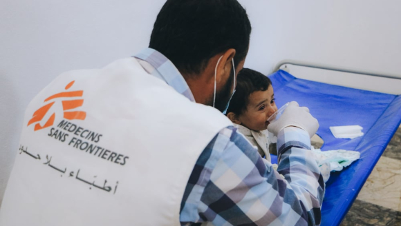 Viele an Cholera erkrankte Menschen leiden unter Dehydrierung. In Syrien unterstützen wir die Behandlung von Cholera-Patient*innen.