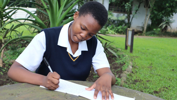Südafrika: Schülerin macht sich Notizen zu Tuberkulose