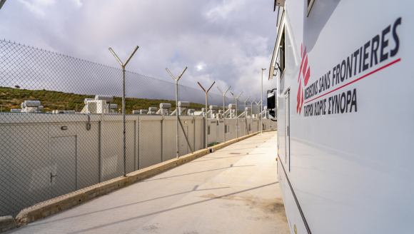 Mobiles Klinikfahrzeug von Ärzte ohne Grenzen in Zervou, Samos neben einem Stacheldrahtzaun