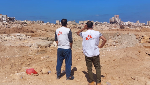 Zwei Menschen in Ärzte ohne Grenzen Shirt blicken auf Derna