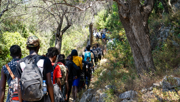 Ankommende laufen auf einem steinigen Weg auf Samos